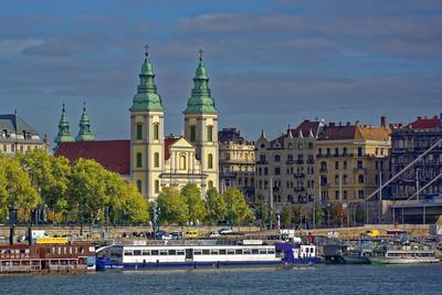 Belvárosi Plébánia templom Budapest, a dunával és hajókkal-stock-foto