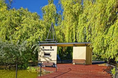 Nyíregyháza, Csónakázó bódé a fűzfák alatt a Sóstón-stock-foto