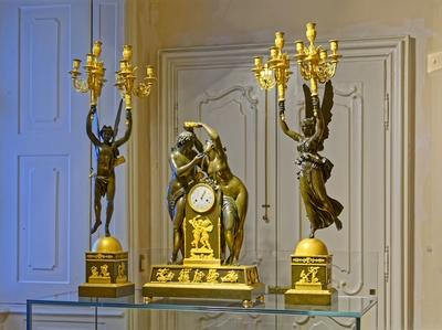 Eszterházy kastély kincsei, óra figurákkal és két angyal arany  karos gyertyatartókkal-stock-foto