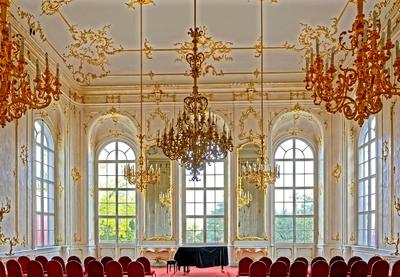 Díszterem, A kastély reprezentatív nagyterme. Márványborítású, mennyezetét virágos - indás aranyozott stukkó díszíti. A terem pompája kiváló lehetőséget nyújt gálavacsorák, esküvői ceremóniák, ünnepi rendezvények, koncertek lebo-stock-foto