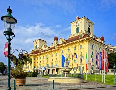 Eszterházi kastély, díszkúz és ország zászlók, Kismarton, Eisenstadt-stock-foto