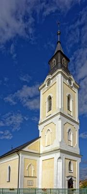 Panyola református templom tornya emelkedik a kék égbe-stock-photo