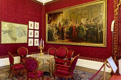 Gödöllő királyi kastély, úri szalon óriási festménnyel a falon, képek, űlő garnitúra, kerek asztal-stock-foto