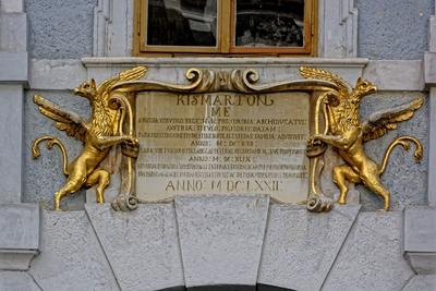 Eszterházy kastély Kismarton, kapu feletti írás latin nyelven-stock-foto