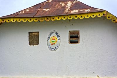 Községi Tanács Panyola, öreg tábla régi csillagos címerrel-stock-foto