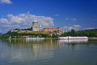 Esztergom Bazilika előtt két luxushajó a dunán-stock-foto