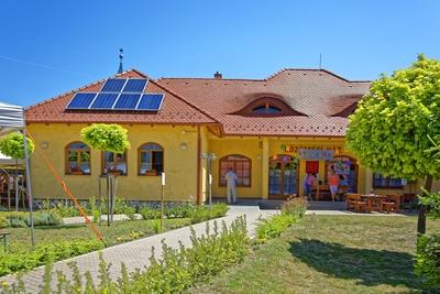 Som telepüés közösségi háza-stock-foto