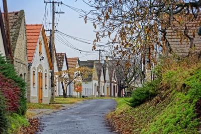Európában egyedülálló pincefalu Hajóson-stock-foto