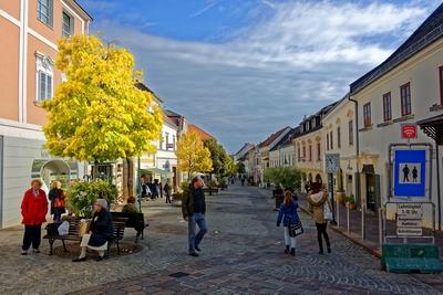 Főutca emberekkel Kismarton, Eisenstadt-stock-foto