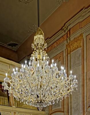 A le s fel húzható Bohémia csillár 600 kilogramm, a legmagasabb kristálytartalommal.-stock-foto