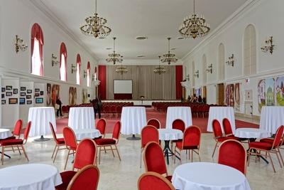 A 2010 decemberében elkészült Lovarda különleges lehetôséget nyújt rendezvények számára. A 636 nm-es, oszlop nélküli, muemléki környezetben lévô terem Európában is ritkaságnak számít. A hozzá tartozó korábbi  nyeregkamrával, az al-stock-foto