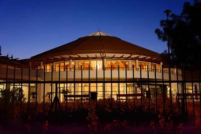 Nyíregyháza, sóstó Aquarius gyógyfürdő esti fényben-stock-foto