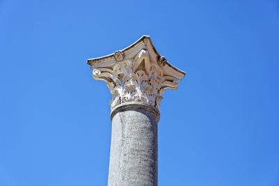Korinthoszi oszlop, oszlopfővel-stock-foto