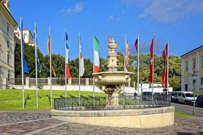 Díszkút és lobogók, Kismarton-stock-foto