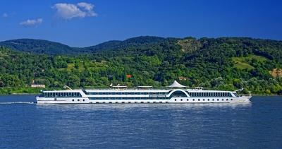 Fehér Luxushajó a Dunán-stock-foto