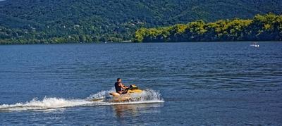 Jetski a Dunán-stock-foto