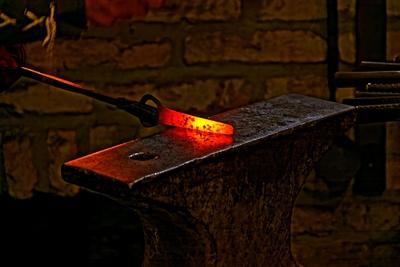 Izzó vas az üllőn-stock-foto