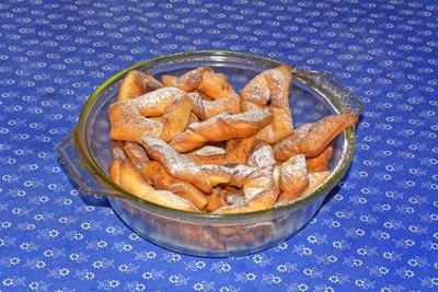 Csörege fánk porcukorral üveg tálban-stock-foto