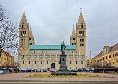 Pécs, Szent Péter- és Szent Pál-székesegyház oldal nézett Szepessy Ignác műemlékkel-stock-foto