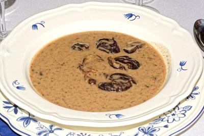 Szilva leves hidegen Panyolából-stock-foto