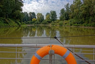 Komp hajó átkelés az Öreg Túr  folyón Panyolánál-stock-foto