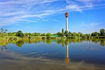 Martfűi horgász tóban tükrözik Martfű tv toronya-stock-foto