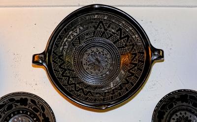 Fekete kerámia tál népi mintákkal-stock-foto