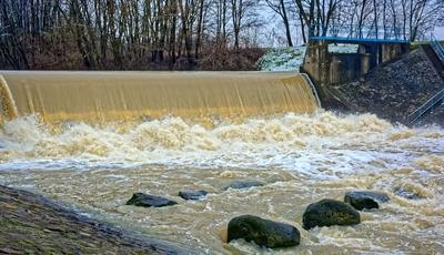 Tiszakóród, a Túr folyó Nagybukógátja-stock-foto