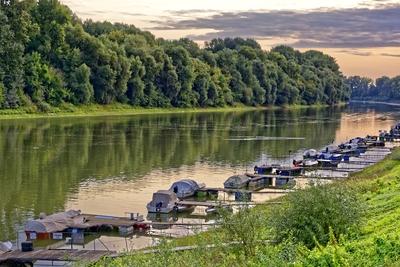 Tisza folyó Martfűnél, motorcsónakok a parton-stock-foto