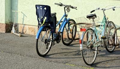 Két kerekes járgányok parkolója-stock-foto