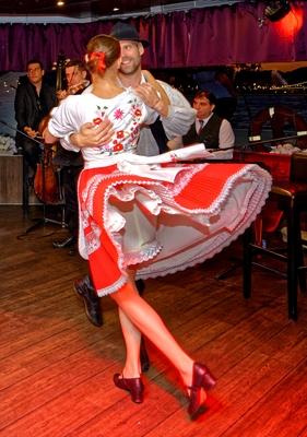 Magyar folklor, népitánc együttes, lány és férfi együtt táncolnak-stock-photo