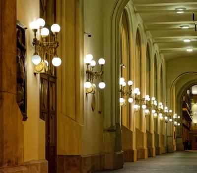 Lámpa sor a Vigadó falán-stock-foto