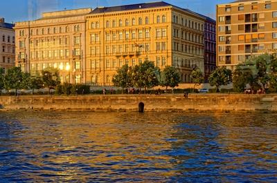 Ház építmény Budapesten a Szécheniy rakparton, esti napfényben a dunáról nézve-stock-foto