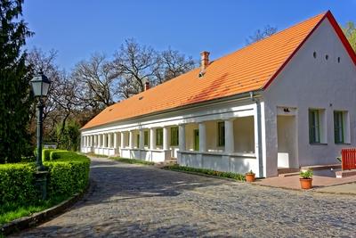 Tornácos parasztház, frissen renoválva-stock-foto