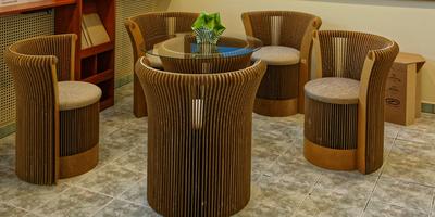 Kartonpapírból készült bútor-stock-foto