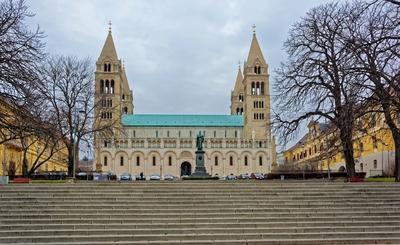Pécs, Bazilika oldal nézett lépcsőkkel és Szepessy Ignác műemlékkel-stock-foto