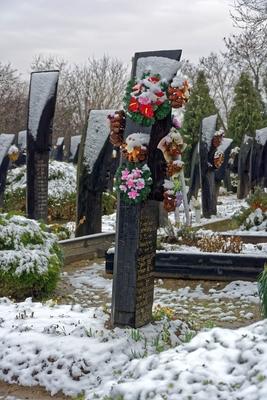 Szatmárcseke, egy csónakos fejfa a református temetőben-stock-foto