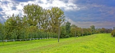 Szamos ártér a töltéssel, vidéki táj Panyolán-stock-foto