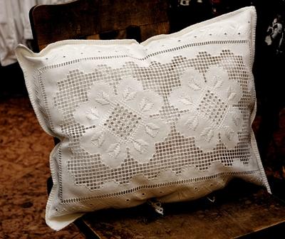 Fehér párna anjour hímzéssel-stock-foto