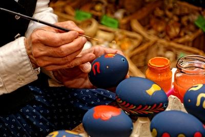 Húsvéti tojás kézi festése-stock-foto