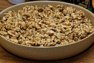 Friss dióhéj nélküli Szatmári dió, Juglans, egy tálban-stock-foto