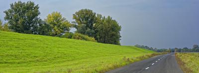 Országút a töltés mellett, Panyolában-stock-foto
