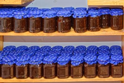 Sok üveg eredeti szatmári szilva lekvár polcokon, Panyolába-stock-foto