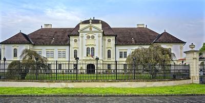 Szécsény, Forgách kastély vas kerítéssel-stock-foto