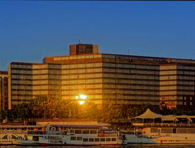 Intercontinental hotel esti napfényben a dunáról nézve-stock-photo