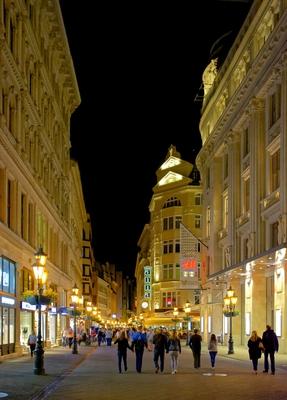 Váci út éjjeli fényben Budapesten-stock-photo