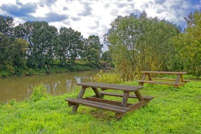 Pihenő padok a Szamos partján, vidéki táj Panyolában-stock-foto