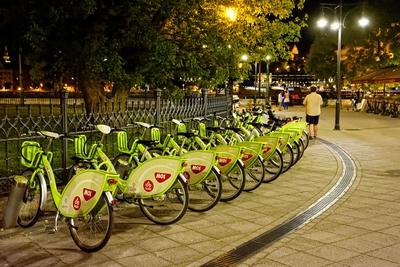 Bérelhető zöld kerékpárok a Vigadó téren-stock-foto