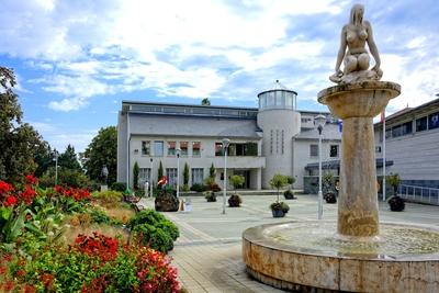 Hévíz, Polgármesteri hivatal szökőkúttal és virágokkal-stock-foto