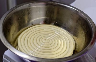 Lahman, längmän ujguri tojás nélküli tészta különlegesség ezüst tálban-stock-foto